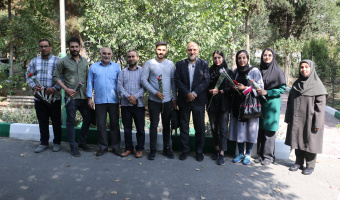 شروع سال تحصیلی ۱۴۰۳ _ ۱۴۰۴ با اهداء گل به دانشجویان در دانشکده ادبیات فارسی و زبان‌های خارجی