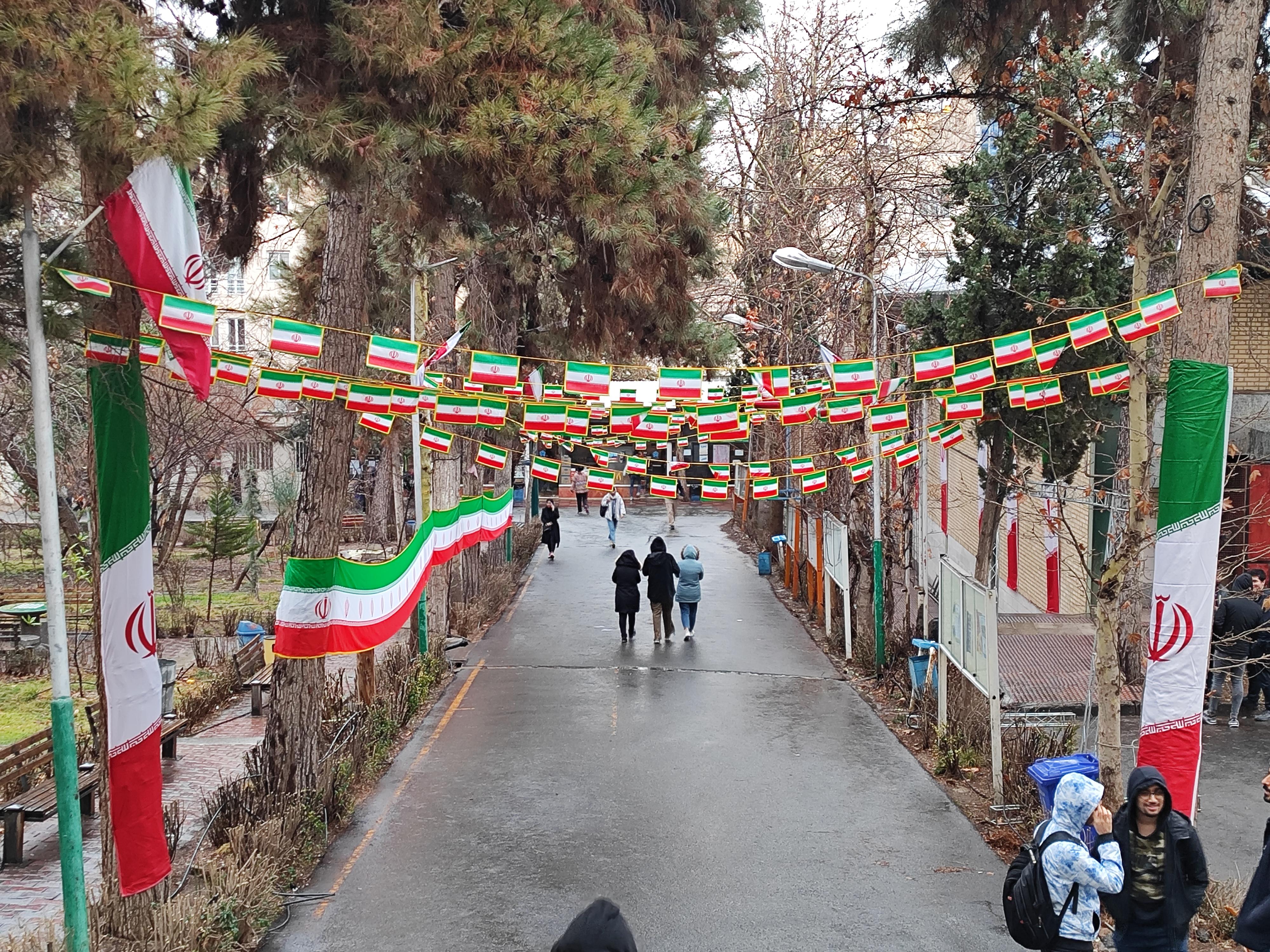فضاسازی دانشکده به مناسبت دهه مبارک فجر